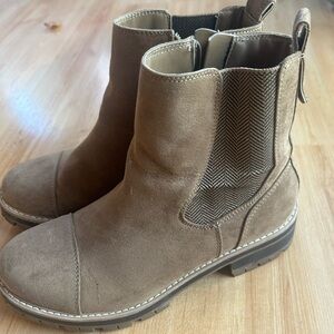 Brown Ankle Boots with Patterned Elastic